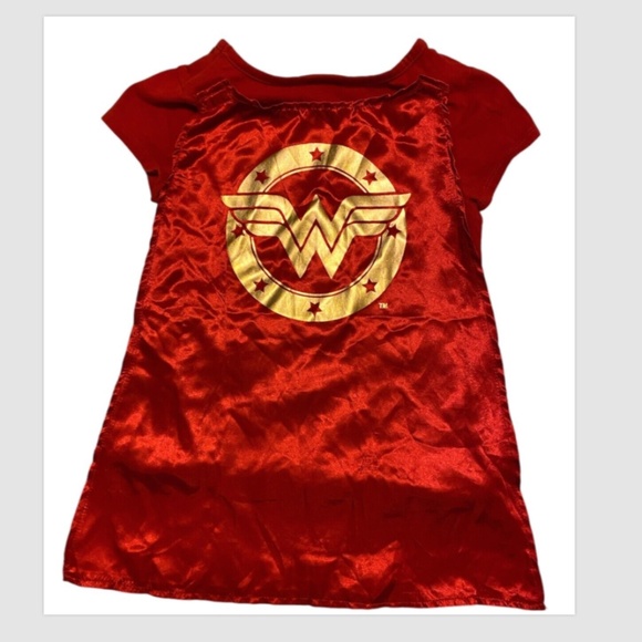Wonder Woman Girl’s Red & Gold Emblem T-shirt with cape Sz 6/6X m - Picture 2 of 6